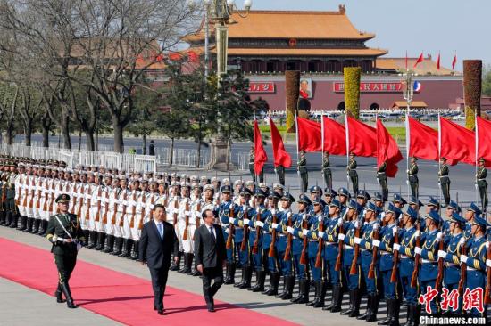 4月25日，中国国家主席习近平在北京人民大会堂东门外广场举行仪式，欢迎法国总统奥朗德访华。中新社发 盛佳鹏 摄