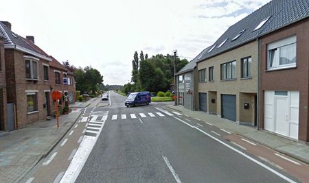 比利时劫匪在这条街道上大把撒钱（网页截图）