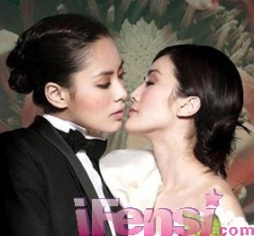 刘晓庆激吻女导演与同性激吻的明星盘点组图