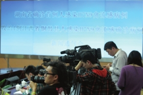 4月27日，湖南省卫生厅通报人感染H7N9禽流感的病例。新闻发布会吸引了大量记者前来采访。图/记者刘有志
