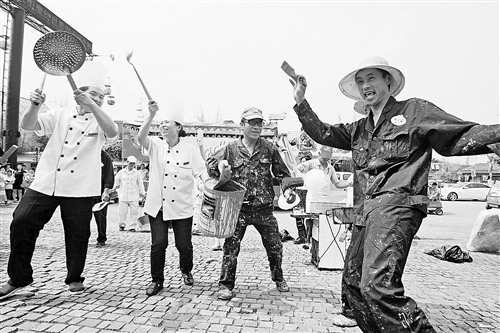 4月27日，洋人街的油漆工、厨师等上百位劳动者身着工作服，跳起欢乐的“劳动style”，庆祝“五一”劳动节。 记者 罗斌