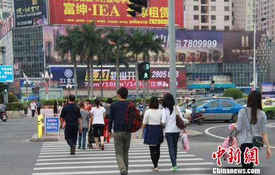 惠州市区从5月1日起在全市区实施对行人闯红灯实行处罚，图为温馨提示牌在惠州闹市区“亮相”　刘述贵　摄