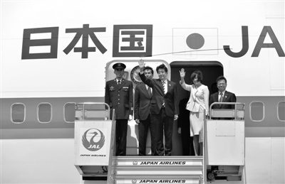 4月28日，日本首相安倍晋三携夫人一同前往俄罗斯，交流领土和经济合作问题。这是日本首相十年来首次正式访问俄罗斯。