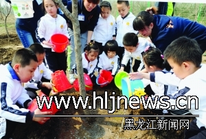 东方剑桥水木兰亭幼儿园小朋友们在给树浇水