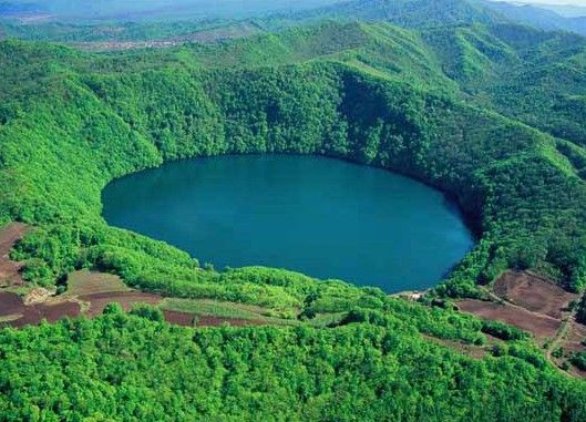 4月20日,游客在5a级景区井冈山挹翠湖泛舟游玩.