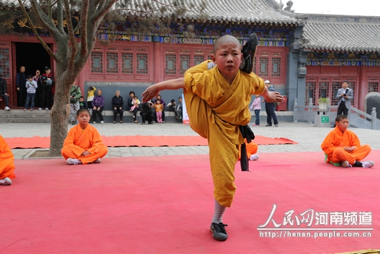 少林弟子释小福岳飞庙表演绝技,朱忠海摄影