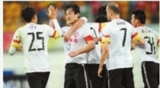 图为贵州人和队球员孙继海（左二）在进球后和队友庆祝。 新华社发
