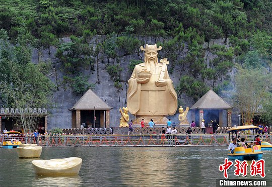 旅游景区宝锭山风景区内人满为患,众多游客来到宝锭山的财神爷前求财