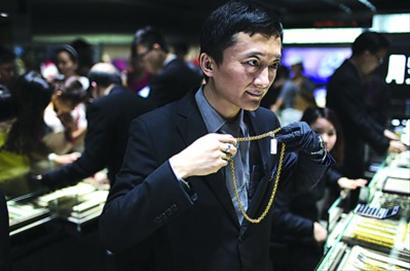 顾客在香港的周生生门店购买黄金饰品