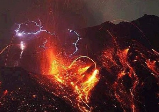 盘点世界七大火山闪电:智利的柴藤火山(组图)