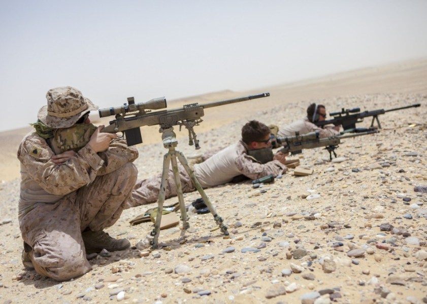 美军精英狙击分队现身中东在炎热沙漠练枪(图)-搜狐青岛