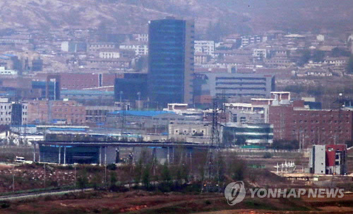 资料图片：图为韩国京畿道坡州市都罗山�t望台看到的开城工业园区。韩联社 