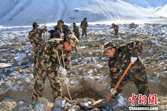 图为新疆红其拉甫边检站的边防官兵在雪地上植树。