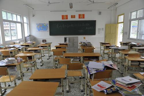 在灾后初期搭建救灾帐篷时,由于物资短缺,学校教室里的许多课桌椅被