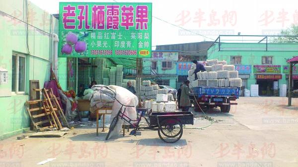 果品批发市场里,不少苹果价格在4~5.5元之间。