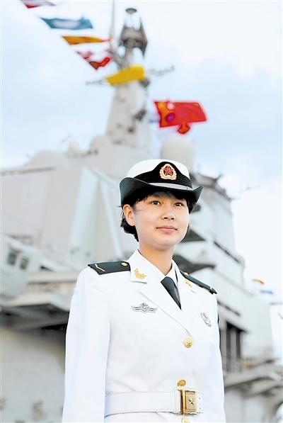 中国航母夜间站岗由女兵担当 手持钢枪全副武