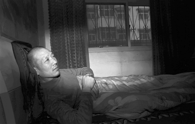 2013年4月28日，平顶山市叶县，二姐李爱梅家，李怀亮躺在床上，重获自由的他身体虚弱。A18-19版摄影/新京报记者 尹亚飞