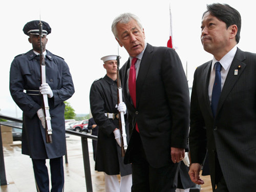 美国国防部长哈格尔迎接到访的日本防卫相小野寺五典