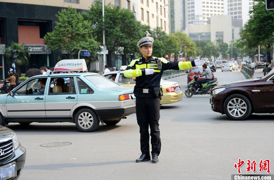 南京交警机动大队换装 新警服被指像"香港阿sir"(组图