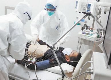 医务人员为"患者"上呼吸机,并采取相应救治措施.