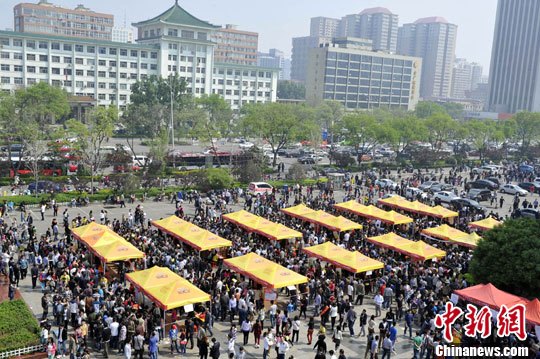 山西太原举办青年专场公益招聘会 现场人山人