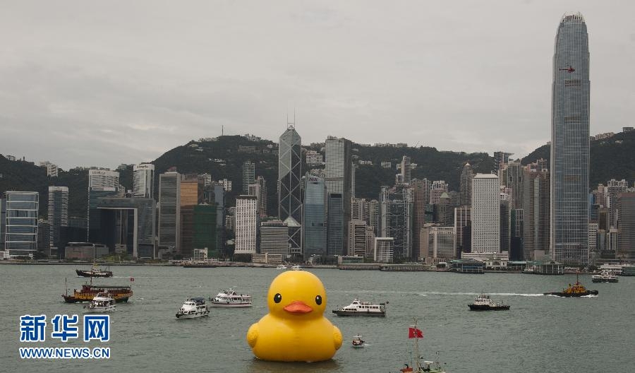 世界上最大的橡皮鸭亮相香港维多利亚港(组图)