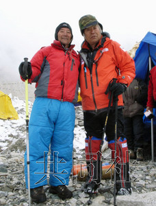 08年5月，日本探险家三浦雄一郎（右）在尼泊尔珠穆朗玛峰大本营与尼泊尔男登山家敏・巴哈杜尔・谢尔占合影。共同社