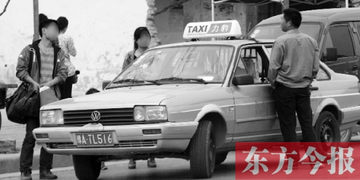 郑州黑出租的“故事”可谓由来已久。面对众多乘客的投诉，省会各大媒体多次进行暗访报道，然而，多年过去了，郑州的黑出租车依然横行在马路上。且看记者整理的省会各家媒体的相关报道。