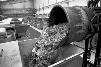 处理厂内，餐厨垃圾被变成肥料。