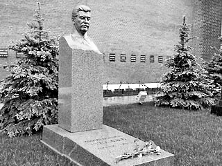 1953年3月5日斯大林去世之后,遗体也被装入水晶棺,安列宁墓之中.