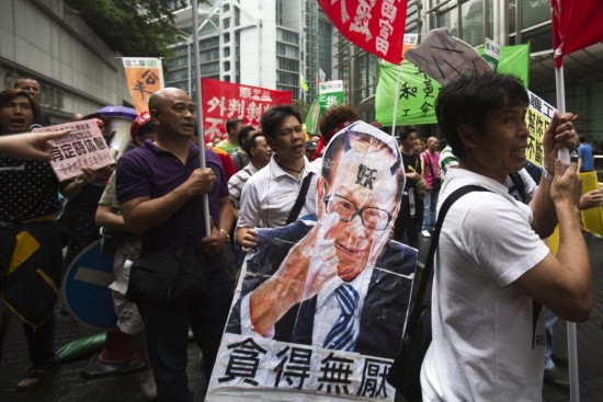 [转载] 香港码头工人罢工 不满工资抗议李嘉诚(组图)