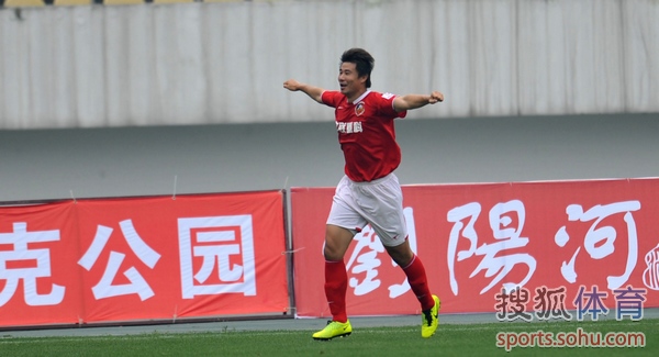 中甲图:湘涛2-0谢菲联 董方卓振臂翱翔