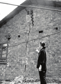 5月5日，耒阳红卫煤矿东山村，何四娥家的外墙出现高约8米，宽6-10厘米的裂缝。图/记者朱远祥
