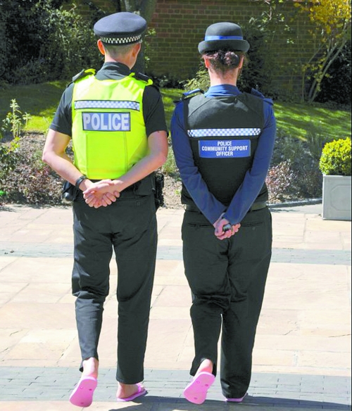 2日，温彻斯特的警察理查德・霍兰和社区支援警察丽贝卡・威廉斯穿着粉色凉拖巡逻。