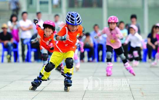 昨日下午,火炬区太阳城广场举行少儿轮滑比赛,小选手奋力冲向终点.