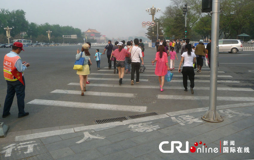 北京,西长安街十字路口,崭新的交通标志线出现在了不同方向的人行道上