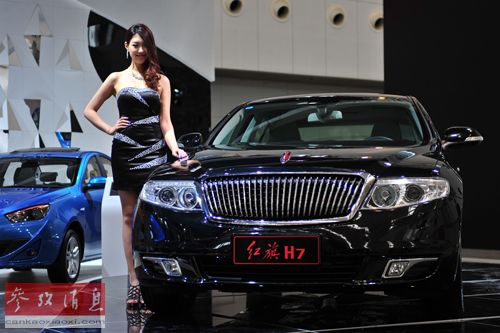 4月27日，一名车模在2013中国（天津）国际汽车工业展览会展示红旗H7汽车。新华社记者 翟健岚摄