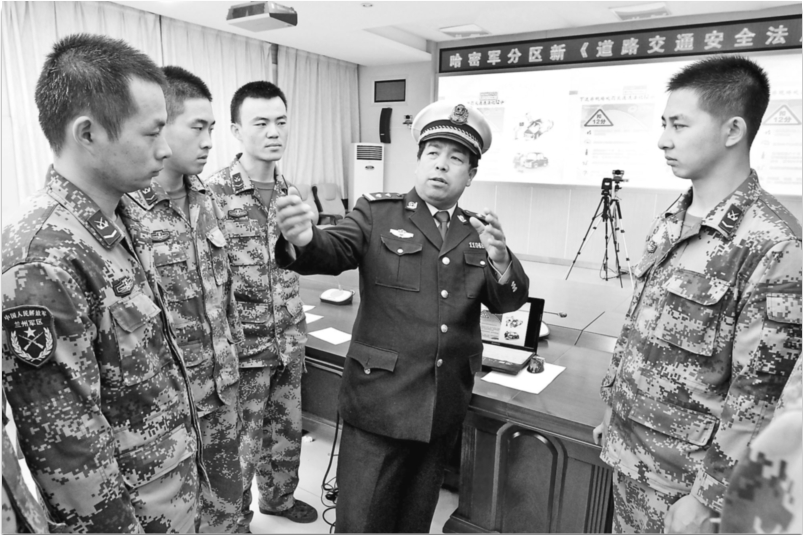 哈密军分区交通法规进军营(图)