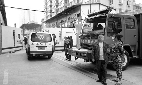 图为西安地铁三号线发生塌方事故现场，一辆救护车驶入施工工地  供图/CFP