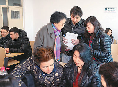 图为白静萍和她的学生在一起。张玉君摄