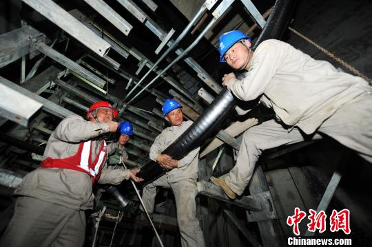 电建工人在深达17米左右的地下隧道施工。 王东明 摄
