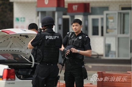 成都警察似冯德伦走红 制服诱惑生活照秒杀女粉