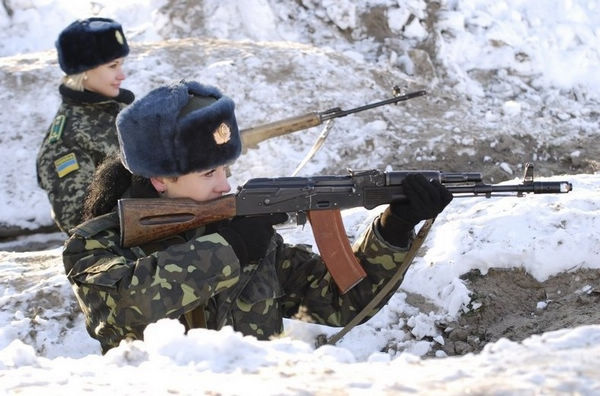 乌克兰选最美女军人要能打能杀