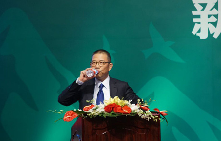 农夫山泉董事长发布会指责北京"环境"问题