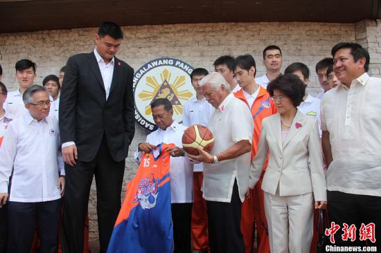 菲律宾副总统会见中国篮球巨星姚明(组图)