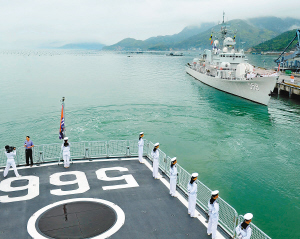 5月6日,海军东海舰队远海训练舰艇编队怀化舰前,佛山舰后从福建某军港