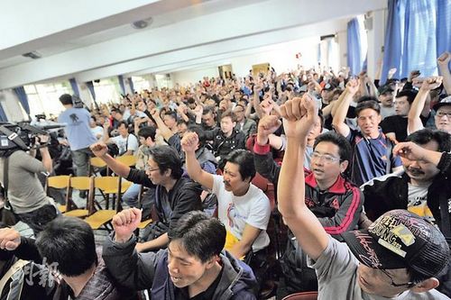 一个月前约400名工友昨日离开码头，前往葵芳一圣堂召开工友大会，整合诉求及领取第二轮罢工生活津贴。香港《明报》