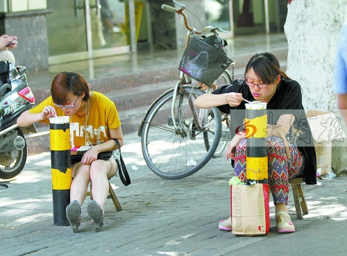郑州烩面排行_郑州排名第一的烩面,店内满员,店外摆十几桌!顾客都坐小树林吃(2)