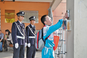 学生打卡进出校门.