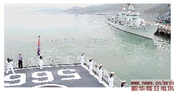 当日,由海军东海舰队3艘军舰组成的舰艇编队离开福建某军港,赴西